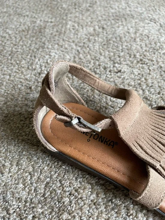 Minnetonka Women’s ' Tan Fringe Sandals Size 6 Leather Upper - Picture 4 of 8